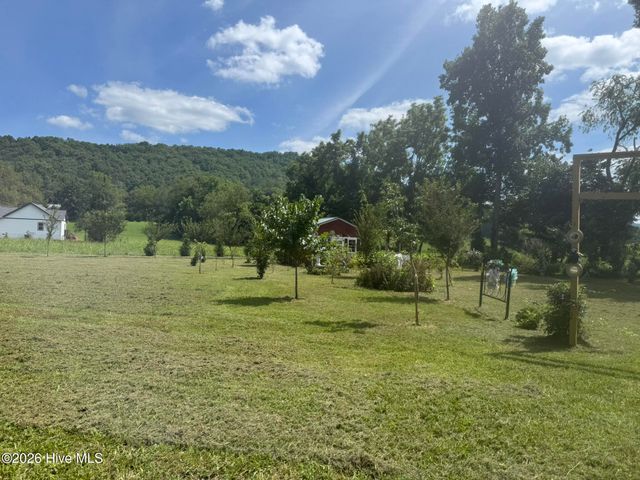 16 Waldorf Place, Brasstown, NC 28902