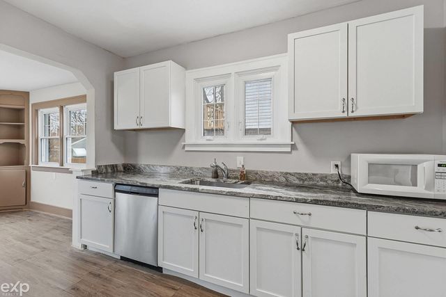 22022 Beechwood Avenue, Eastpointe, MI 48021