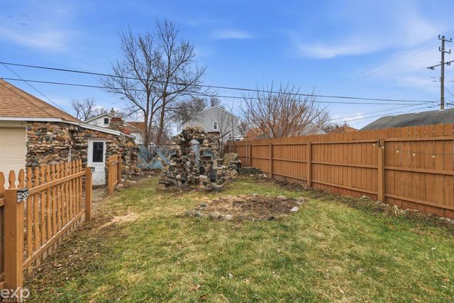 22022 Beechwood Avenue, Eastpointe, MI 48021