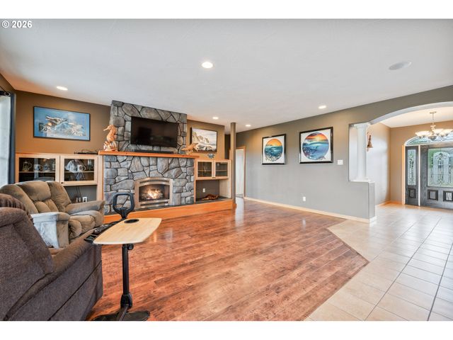 2487 REDWOOD Ave, Longview, WA 98632