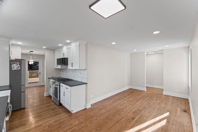 160 Lancaster Lane, Des Plaines, IL 60018