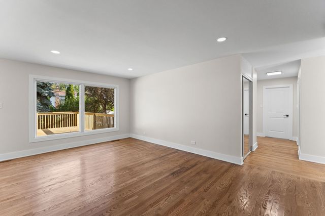 160 Lancaster Lane, Des Plaines, IL 60018