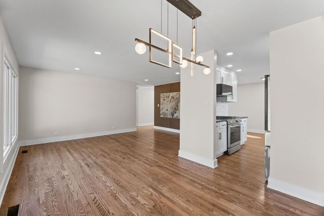 160 Lancaster Lane, Des Plaines, IL 60018