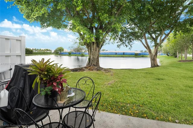 221 Riviera Cir, Weston, FL 33326