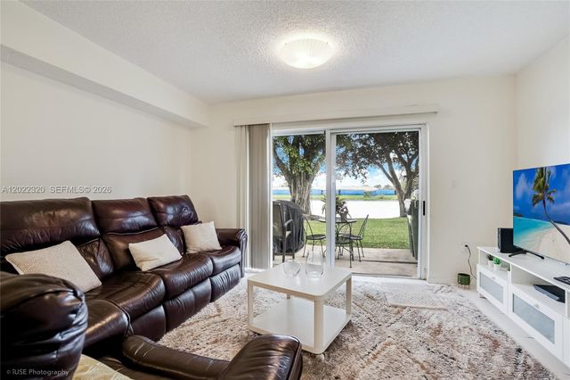 221 Riviera Cir, Weston, FL 33326