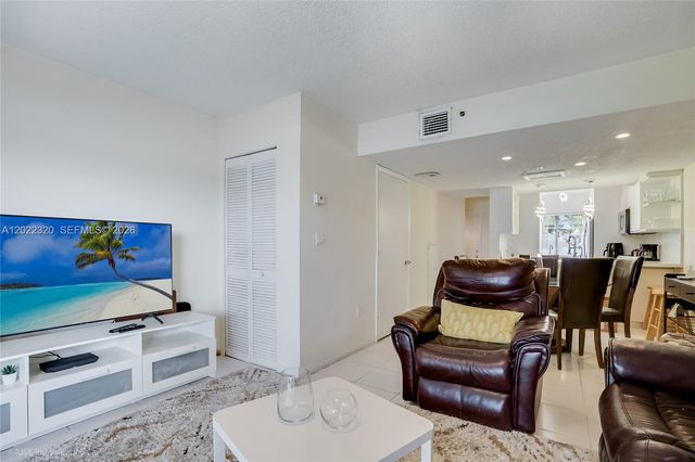 221 Riviera Cir, Weston, FL 33326