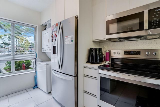 221 Riviera Cir, Weston, FL 33326