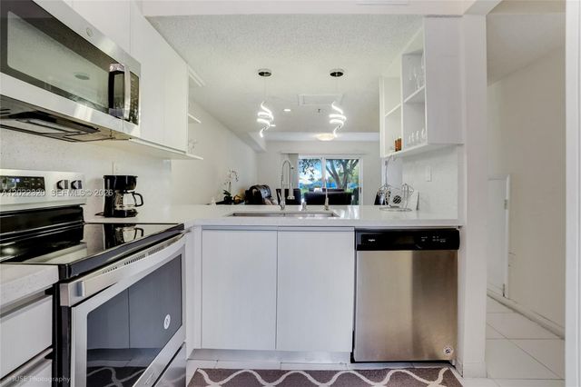 221 Riviera Cir, Weston, FL 33326