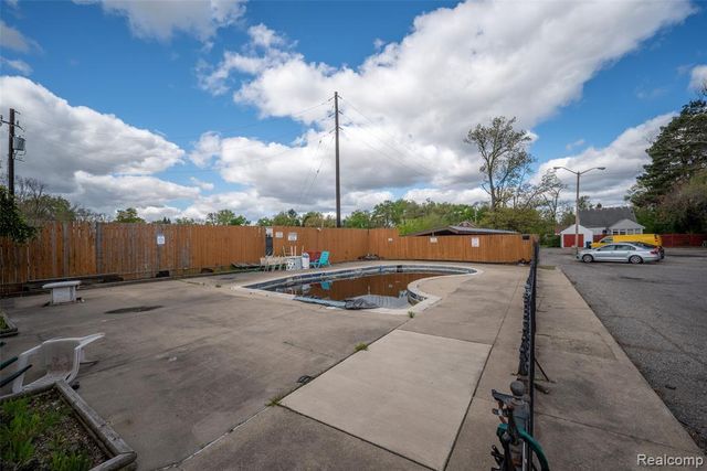 25301 5 Mile Road 227, Redford, MI 48239