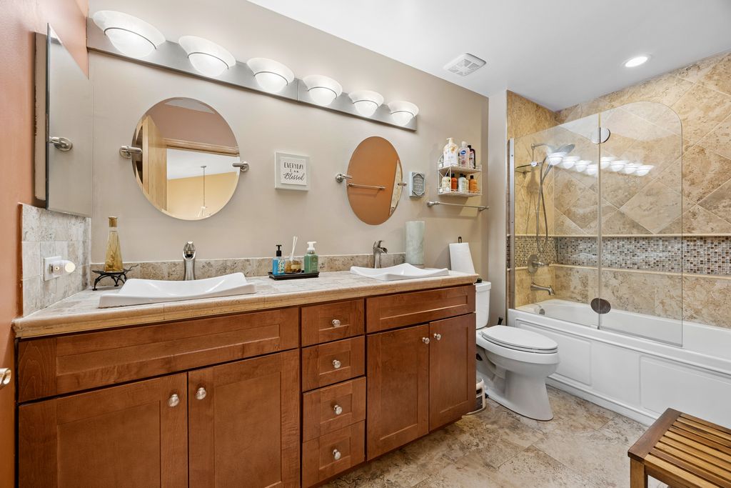 Image 2 of property listing at 6844 Zurich Court 6844, Tinley Park, IL 60477