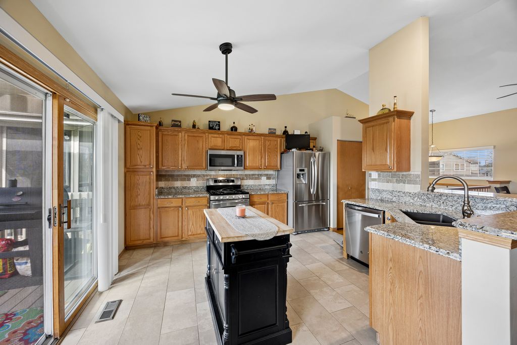 Image 11 of property listing at 6844 Zurich Court 6844, Tinley Park, IL 60477