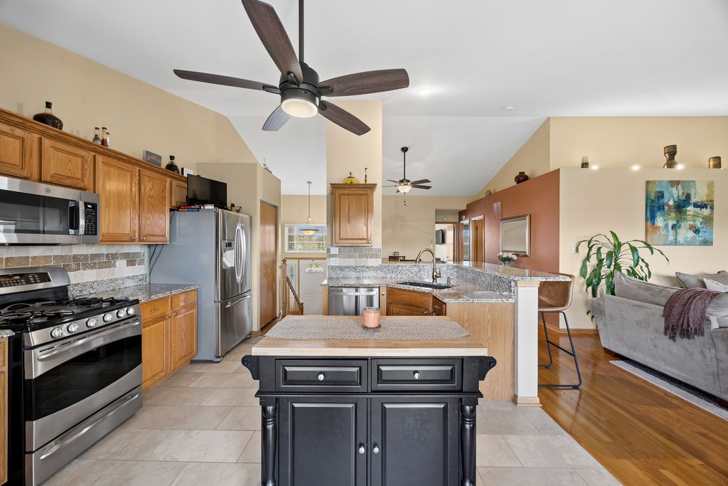 Image 12 of property listing at 6844 Zurich Court 6844, Tinley Park, IL 60477