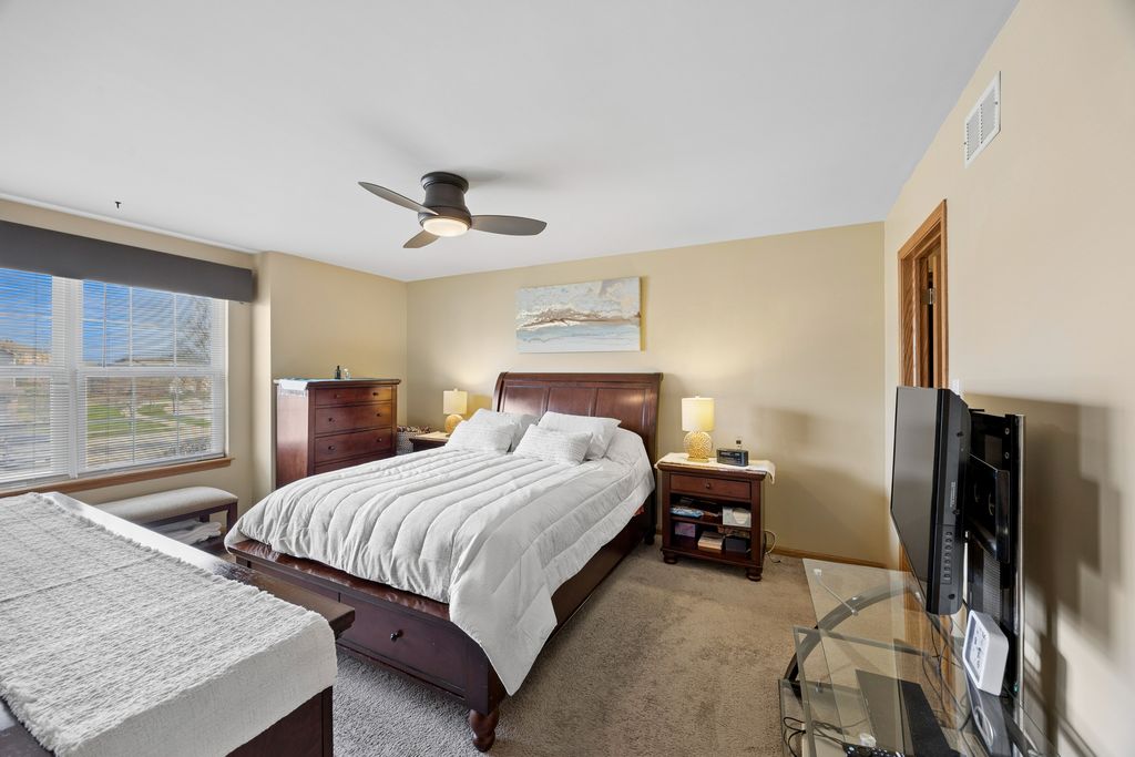 Image 4 of property listing at 6844 Zurich Court 6844, Tinley Park, IL 60477