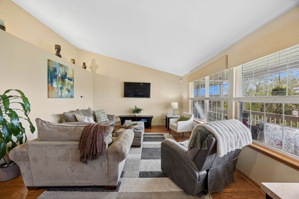 Image 8 of property listing at 6844 Zurich Court 6844, Tinley Park, IL 60477