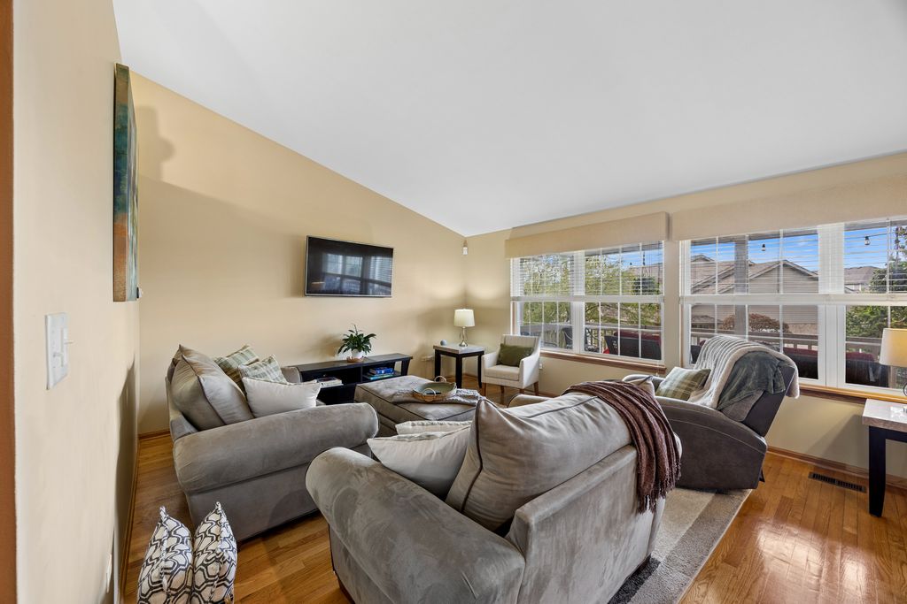 Image 9 of property listing at 6844 Zurich Court 6844, Tinley Park, IL 60477