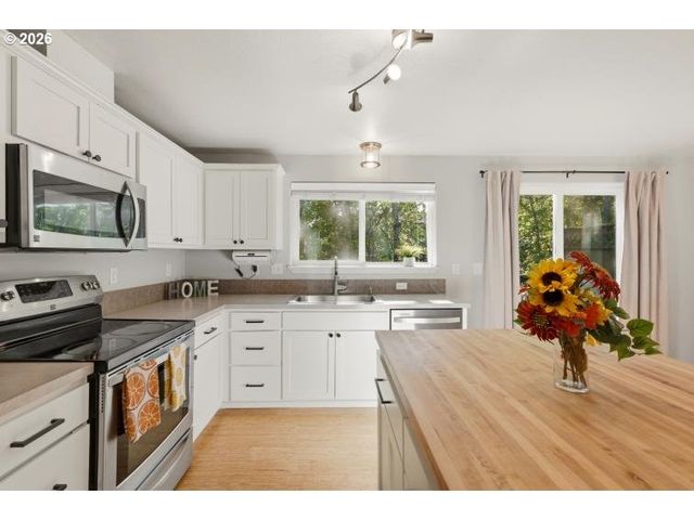 466 S CORINNE Dr, Newberg, OR 97132