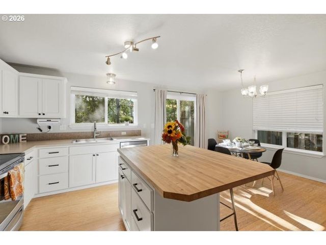 466 S CORINNE Dr, Newberg, OR 97132