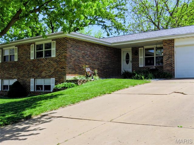 1604 Tamarack Drive, St Charles, MO 63301