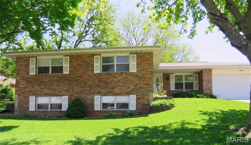 1604 Tamarack Drive, St Charles, MO 63301