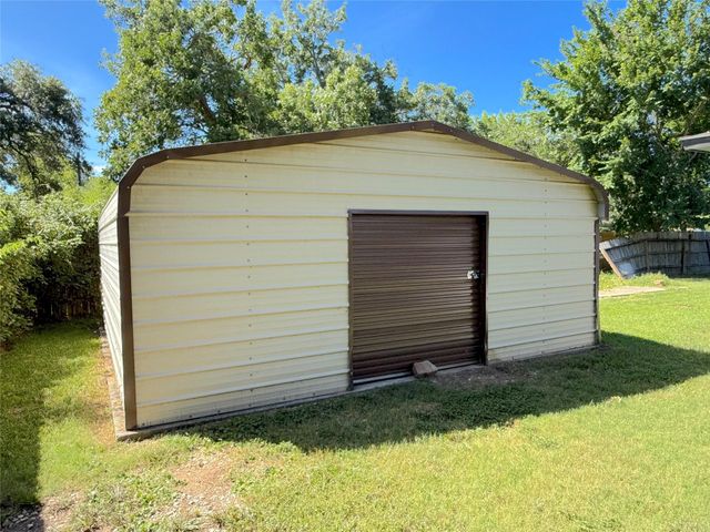 1116 3rd Street, Clute, TX 77531