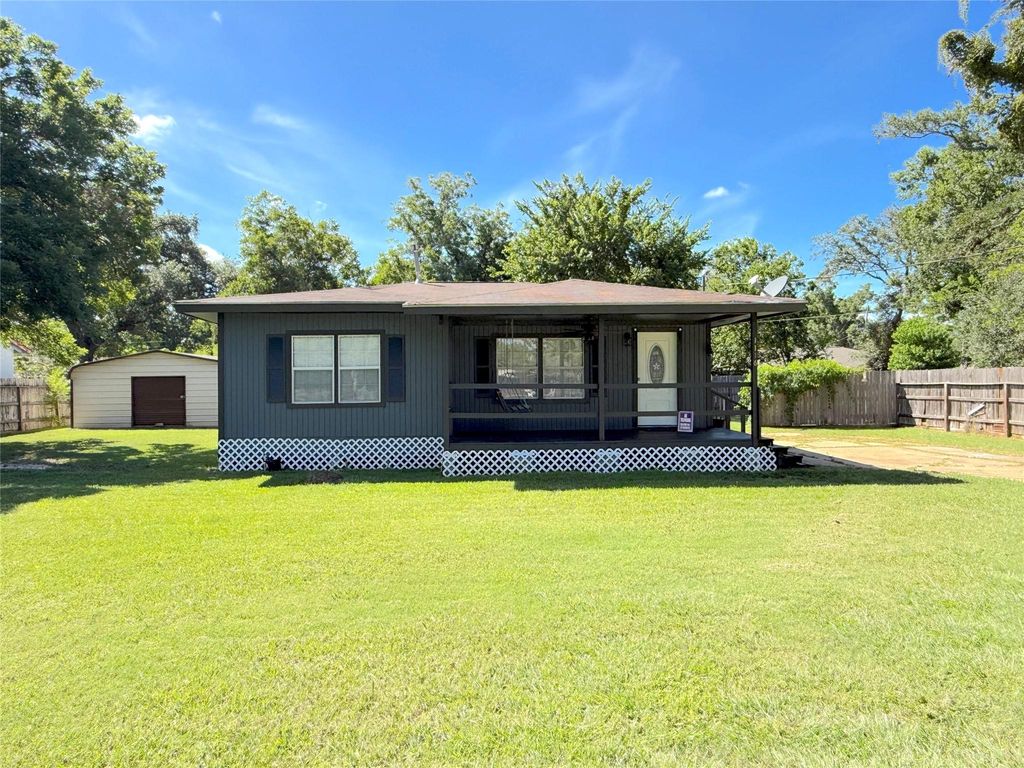 1116 3rd Street, Clute, TX 77531