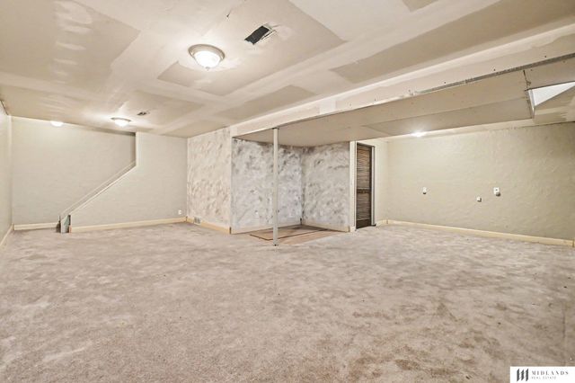 1324 Holling Drive, Omaha, NE 68144
