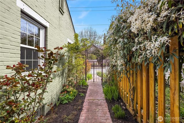 2459 24th Avenue E, Seattle, WA 98112