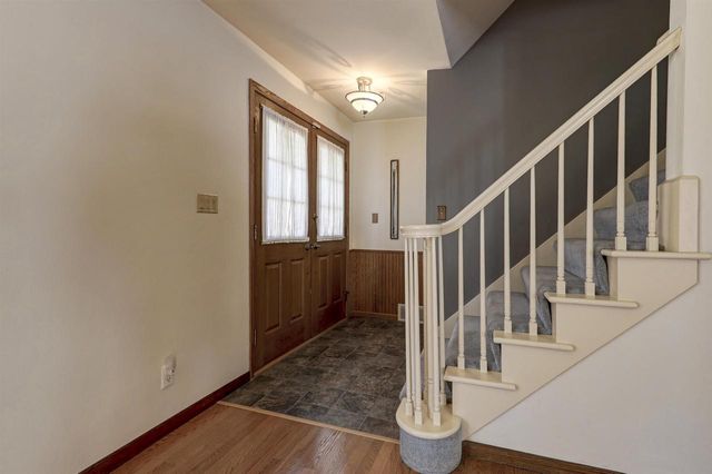 2207 S GLADYS AVENUE, Appleton, WI 54915