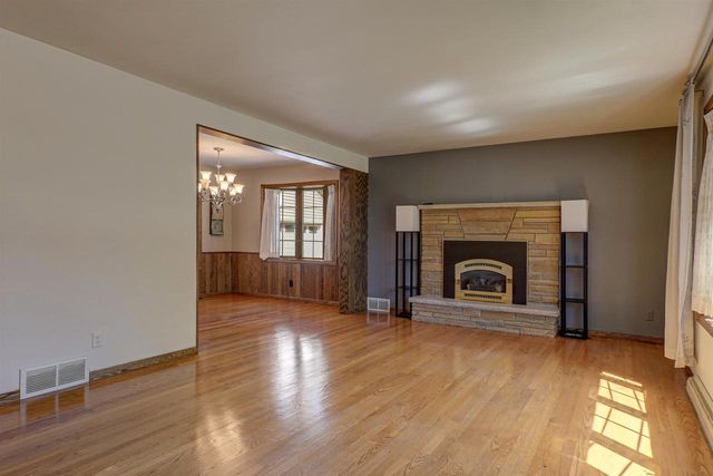 2207 S GLADYS AVENUE, Appleton, WI 54915