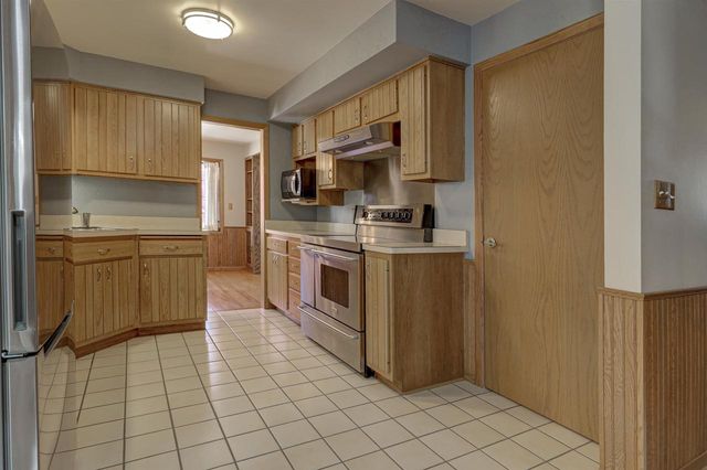 2207 S GLADYS AVENUE, Appleton, WI 54915