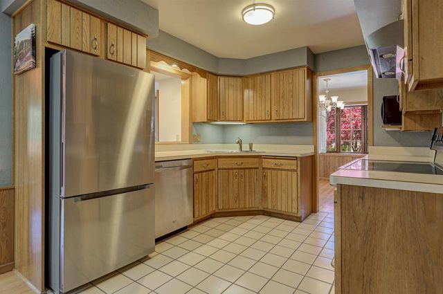 2207 S GLADYS AVENUE, Appleton, WI 54915