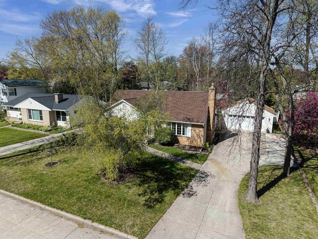 2207 S GLADYS AVENUE, Appleton, WI 54915