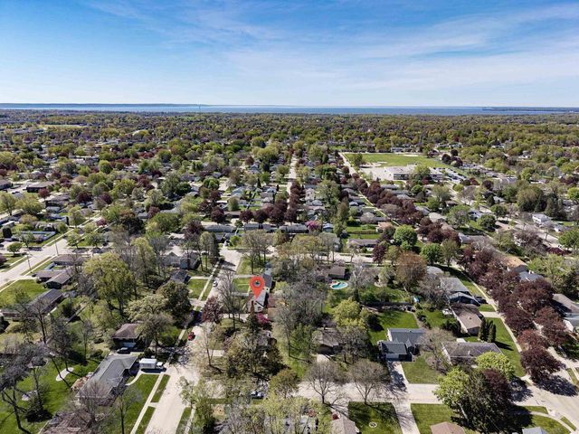 2207 S GLADYS AVENUE, Appleton, WI 54915