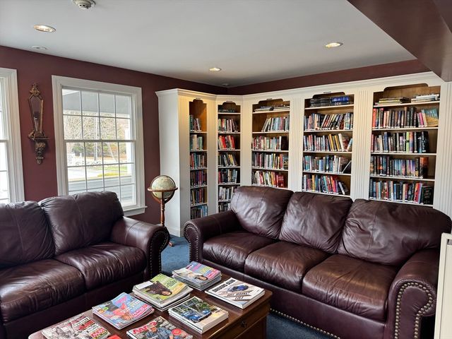 15 Bluebird Dr, Tiverton, RI 02878