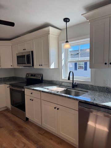 15 Bluebird Dr, Tiverton, RI 02878