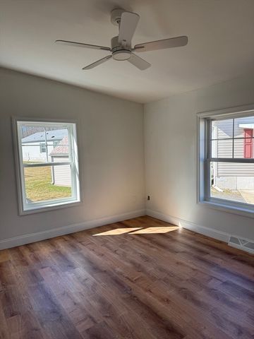 15 Bluebird Dr, Tiverton, RI 02878