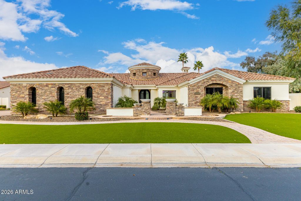 Image 2 of property listing at 4326 E CAPRICORN Place, Chandler, AZ 85249