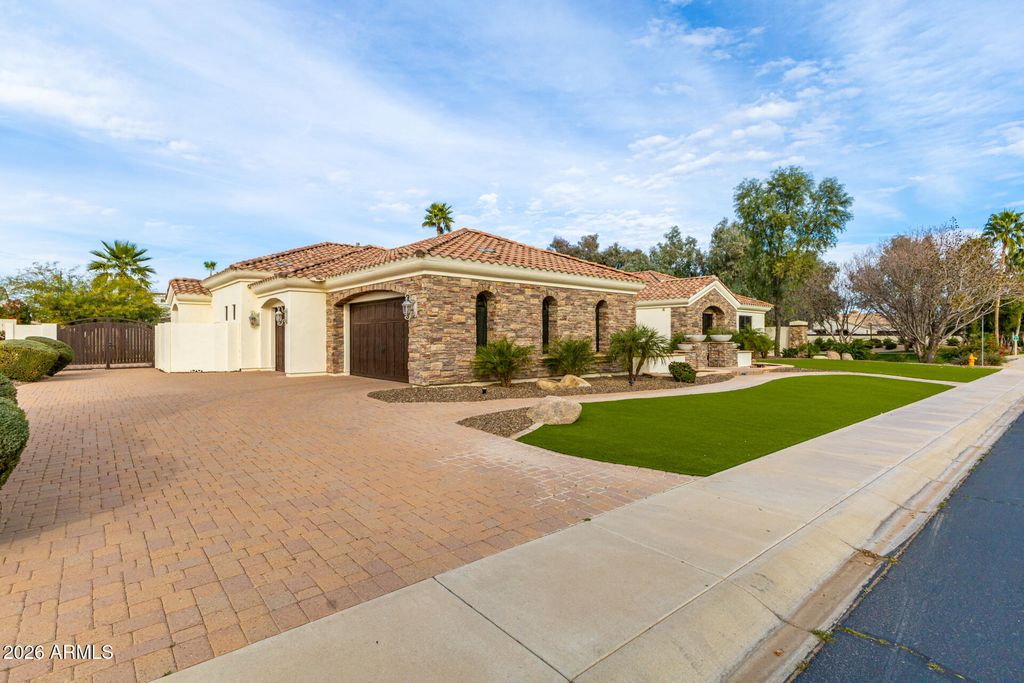 Image 5 of property listing at 4326 E CAPRICORN Place, Chandler, AZ 85249