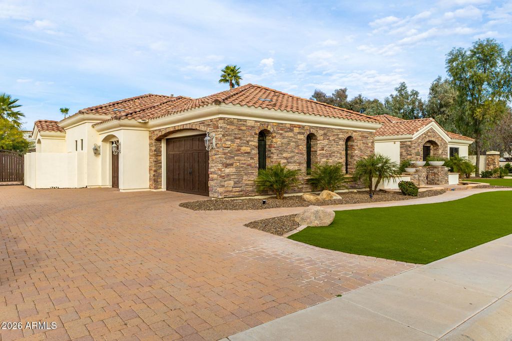Image 6 of property listing at 4326 E CAPRICORN Place, Chandler, AZ 85249