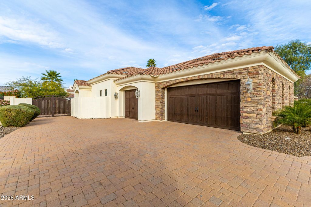 Image 7 of property listing at 4326 E CAPRICORN Place, Chandler, AZ 85249
