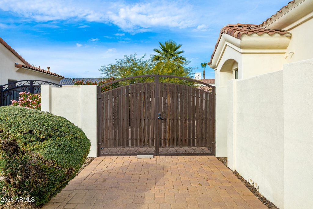 Image 8 of property listing at 4326 E CAPRICORN Place, Chandler, AZ 85249