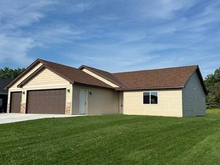 1560 Gray Fox Drive NE, Owatonna, MN 55060
