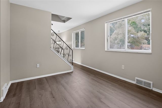 247 Golden Gate Dr, Oakmont, PA 15147