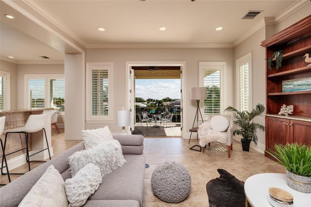 1976 KANSAS AVENUE NE, St Petersburg, FL 33703