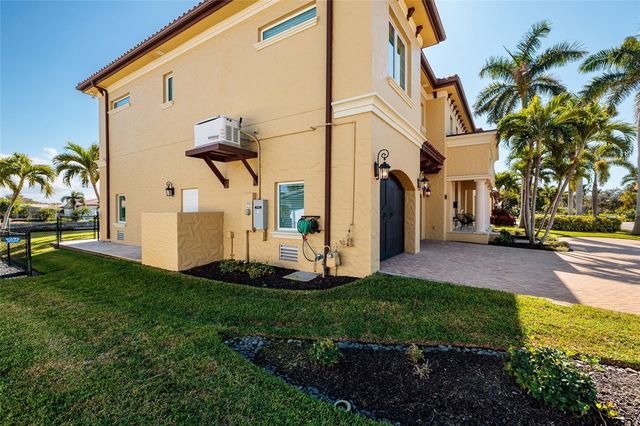 1976 KANSAS AVENUE NE, St Petersburg, FL 33703