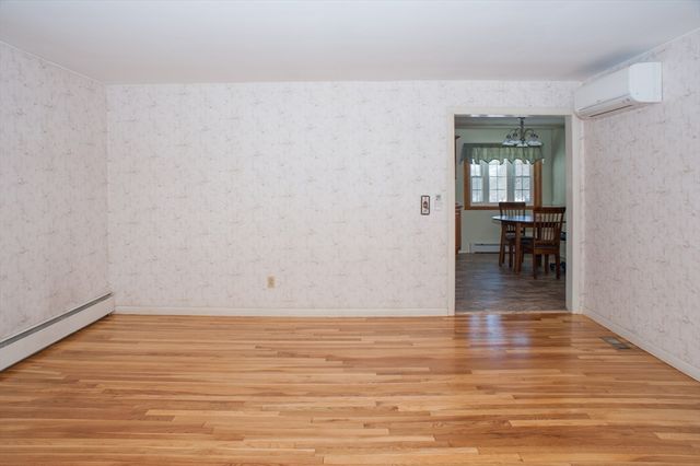 24 Mcquades Ln, Northbridge, MA 01534