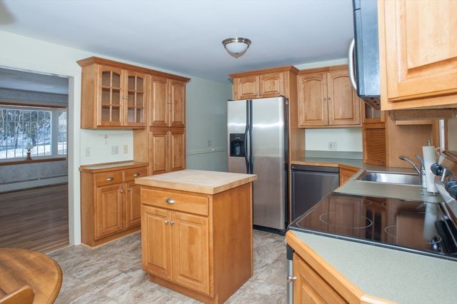 24 Mcquades Ln, Northbridge, MA 01534