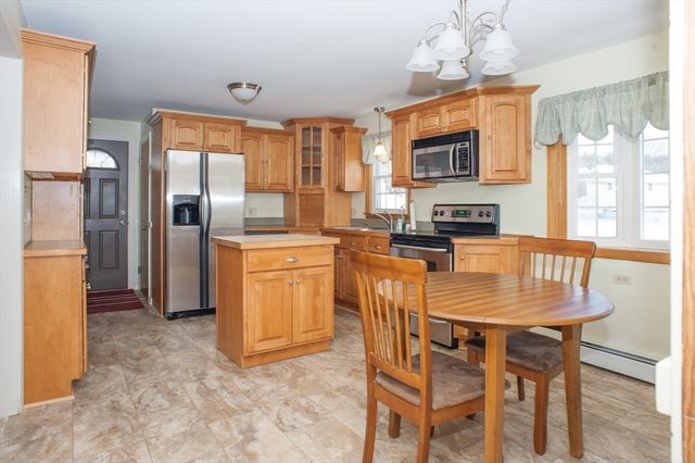 24 Mcquades Ln, Northbridge, MA 01534