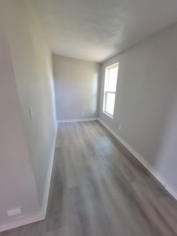 801 Willcox Street, Anahuac, TX 77514