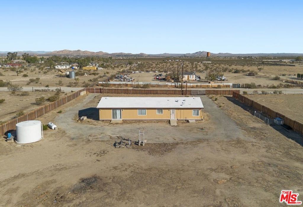 Image 20 of property listing at 16670 E Avenue T4, Llano, CA 93544